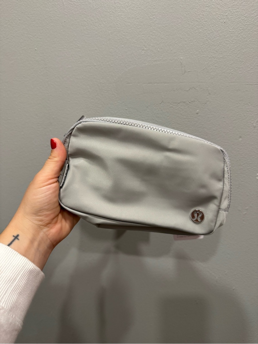NWT Lululemon Everywhere Belt Bag *1L
Silver Drop